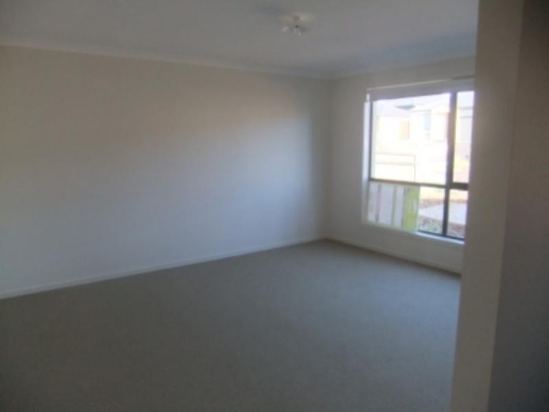 10 Waugh St, Sunbury VIC 3429