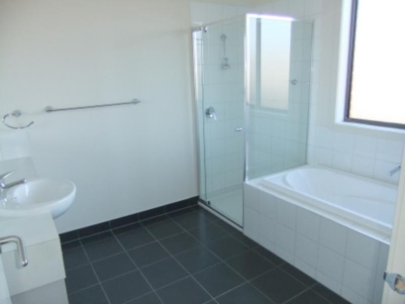 10 Waugh St, Sunbury VIC 3429