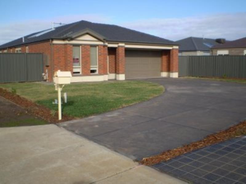4 Penhurst  Pl, Deer Park VIC 3023