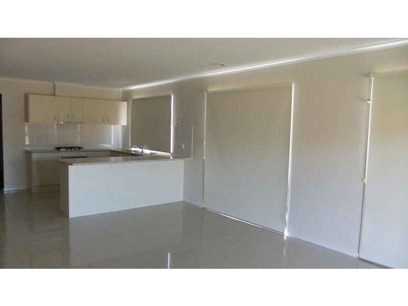 8 Dobson Ave, South Morang VIC 3752