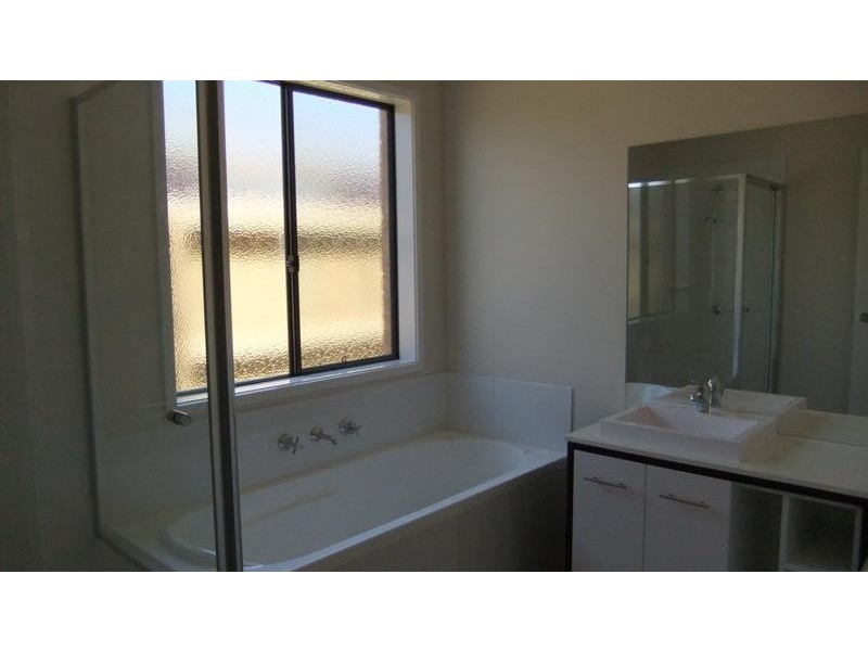 8 Dobson Ave, South Morang VIC 3752