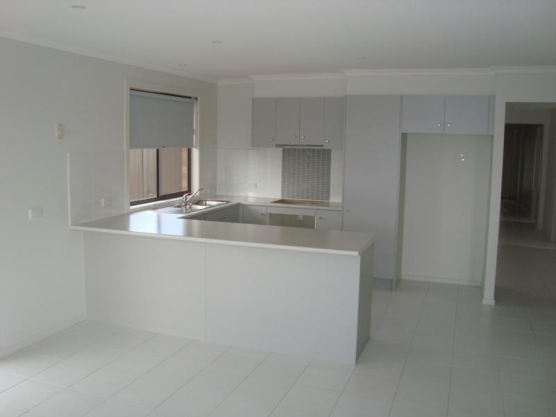 15 Howard  Pl, Deer Park VIC 3023