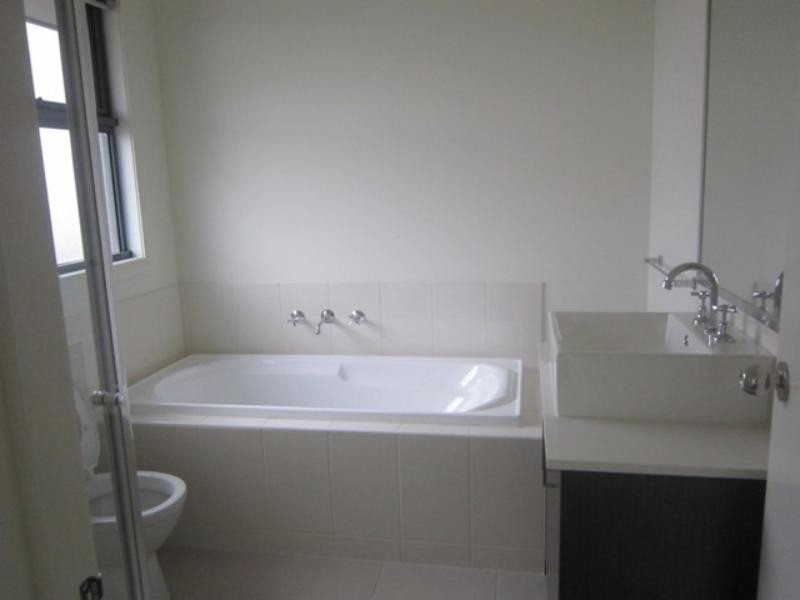 2/3 Howard  Ct, Glenroy VIC 3046
