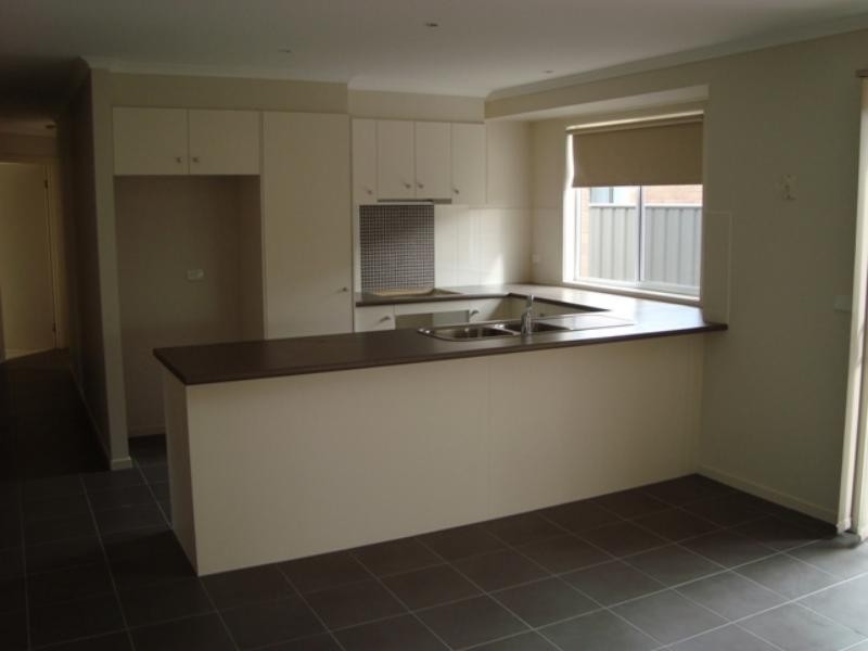 14 Pioneer Dr, Deer Park VIC 3023