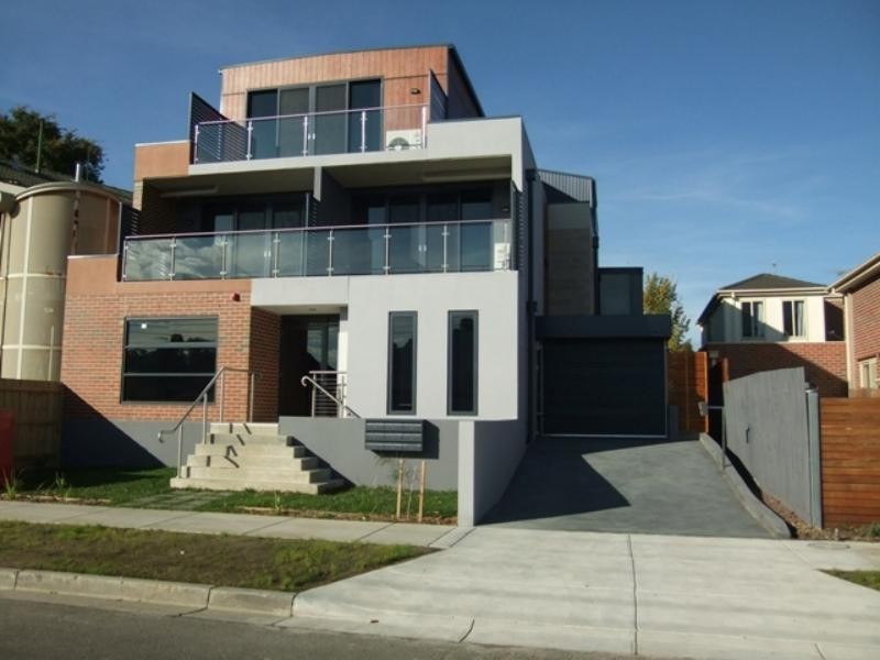 30 Tipperary Cct, Pakenham VIC 3810