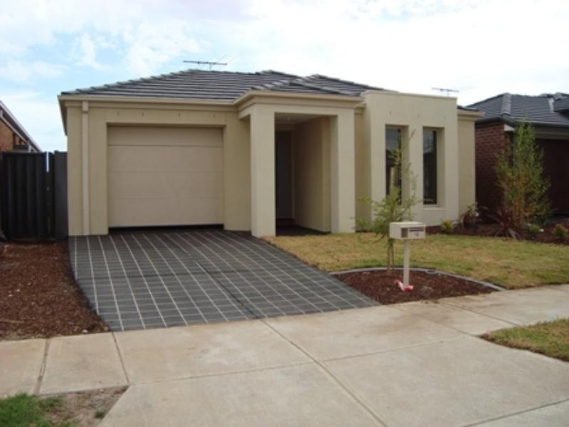 10 Howard Pl, Deer Park VIC 3023