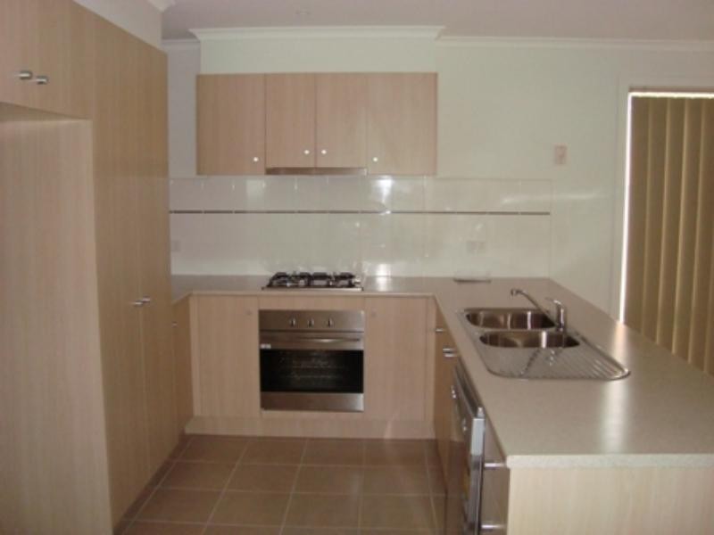 10 Howard Pl, Deer Park VIC 3023