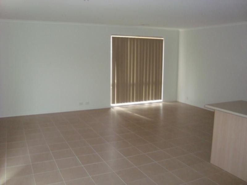 10 Howard Pl, Deer Park VIC 3023