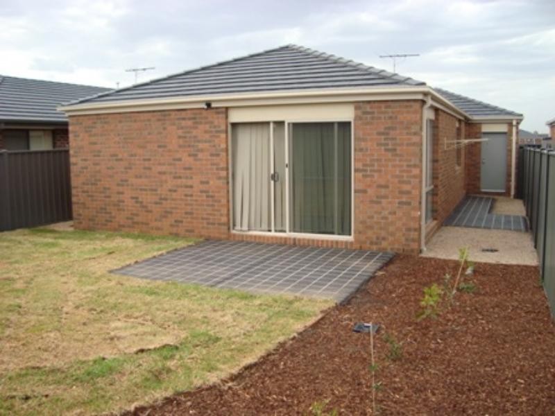 10 Howard Pl, Deer Park VIC 3023