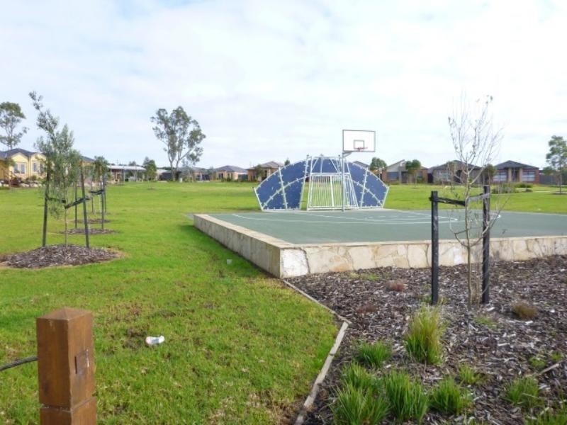 6 Sutton Rise, Cranbourne North VIC 3977