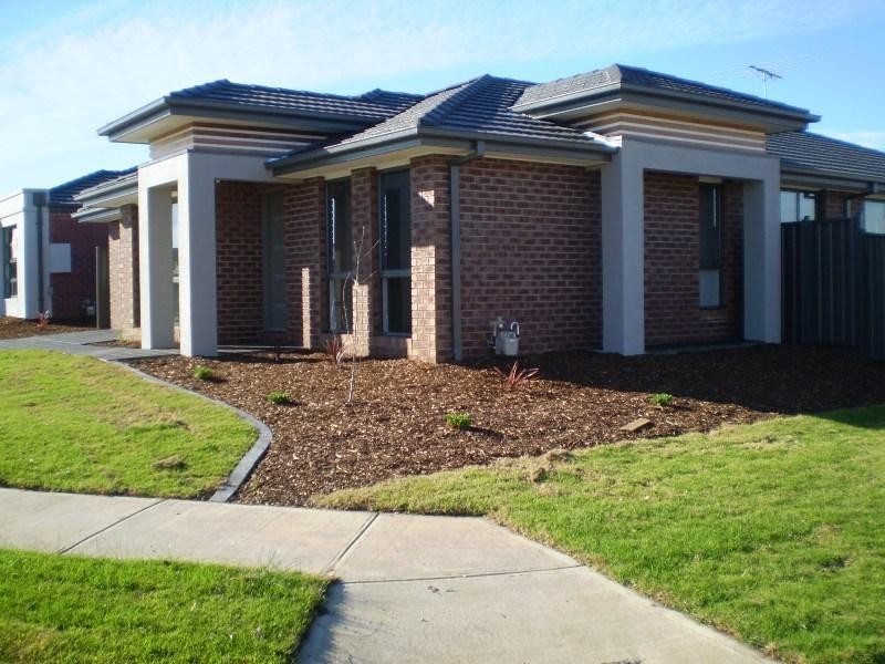 8 Yalding Pl, Deer Park VIC 3023