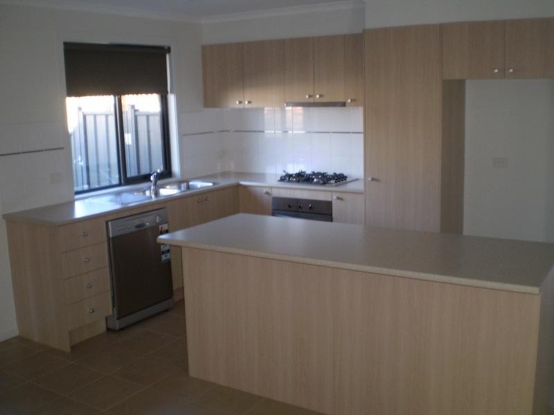 8 Yalding Pl, Deer Park VIC 3023