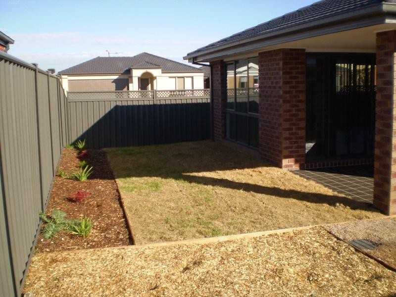 8 Yalding Pl, Deer Park VIC 3023