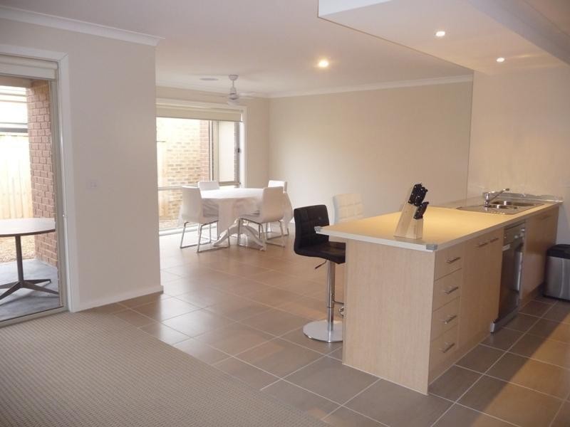 8 Sunningdale Rd, Doreen VIC 3754