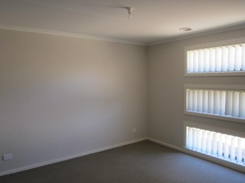 270 The Lakes   Bvd, South Morang VIC 3752