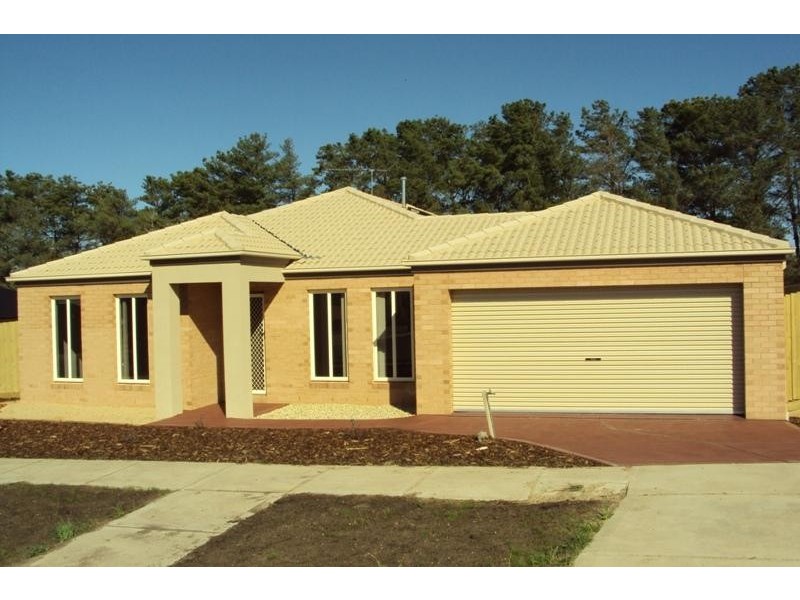 12 Baggygreen St, Sunbury VIC 3429