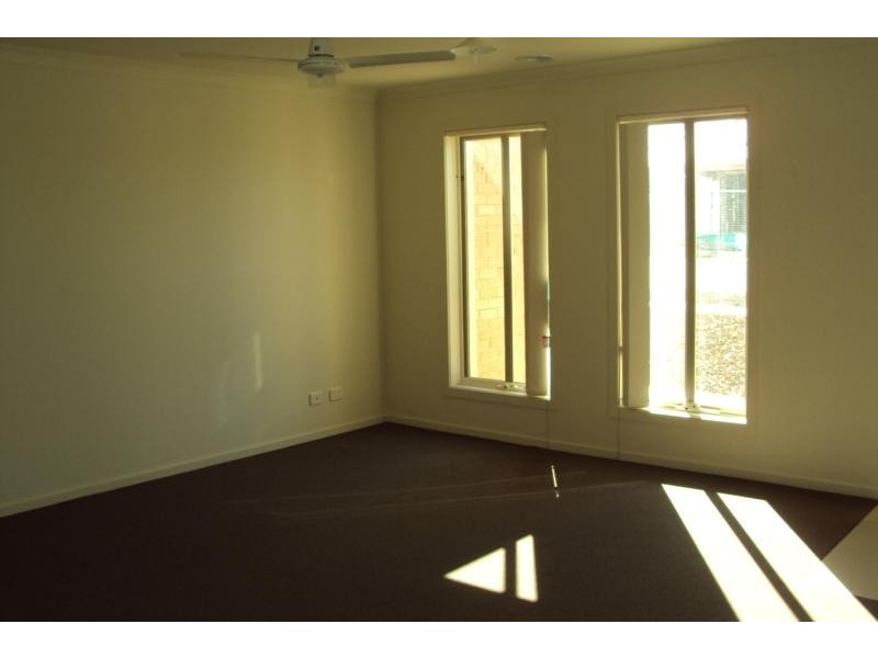12 Baggygreen St, Sunbury VIC 3429