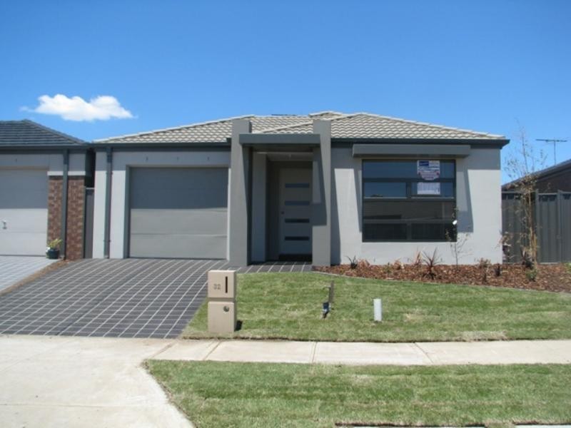 32 Howard Pl, Deer Park VIC 3023