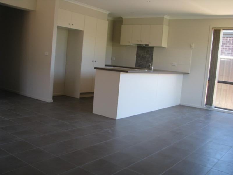 32 Howard Pl, Deer Park VIC 3023