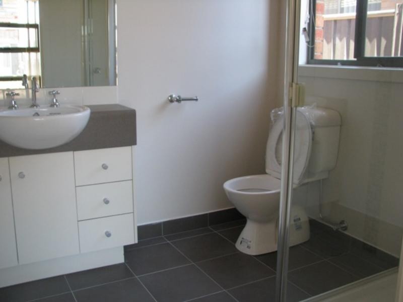 32 Howard Pl, Deer Park VIC 3023