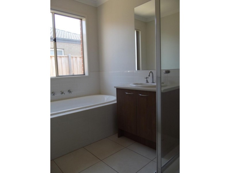 44 Saltbush  Cres, Brookfield VIC 3338