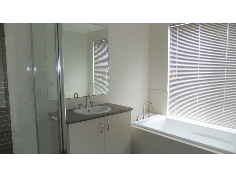 2 Raine  Ct, Sunbury VIC 3429