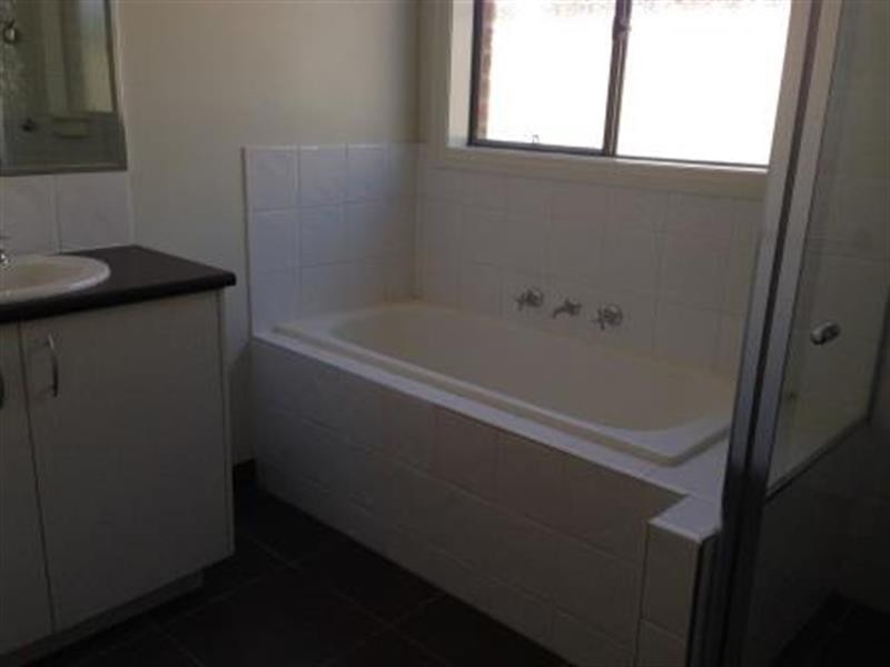 136 Phillip Dr, Sunbury VIC 3429