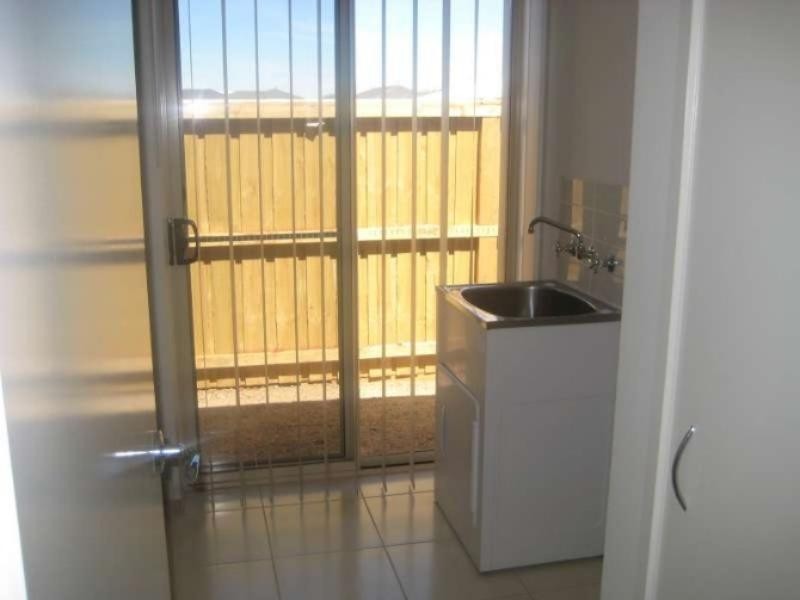 23 Saltbush Cres, Brookfield VIC 3338