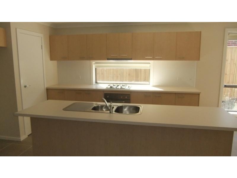 2 Sunningdale Dr, Doreen VIC 3754