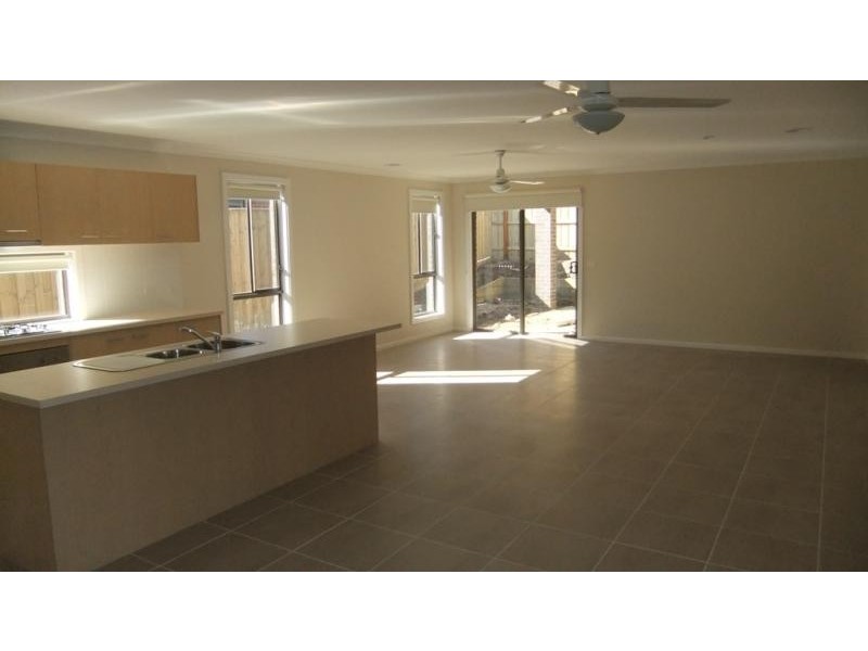 2 Sunningdale Dr, Doreen VIC 3754