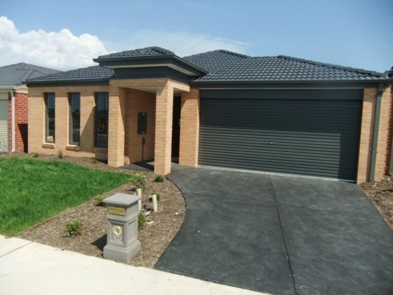 102 Mountainview Bvd, Cranbourne North VIC 3977