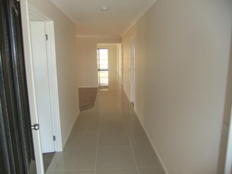 102 Mountainview Bvd, Cranbourne North VIC 3977