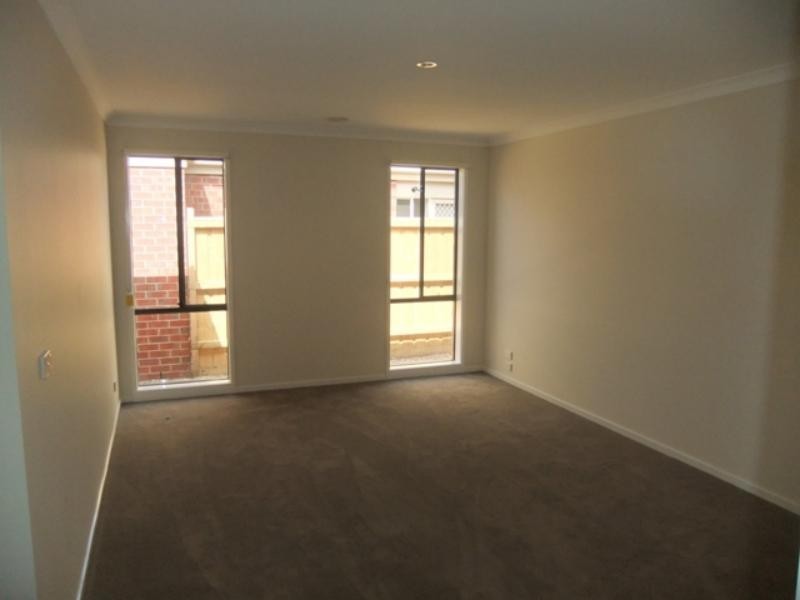 102 Mountainview Bvd, Cranbourne North VIC 3977