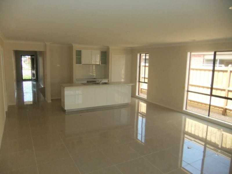 102 Mountainview Bvd, Cranbourne North VIC 3977