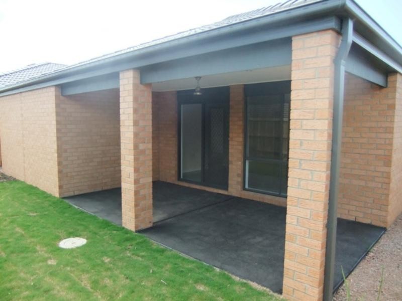 102 Mountainview Bvd, Cranbourne North VIC 3977