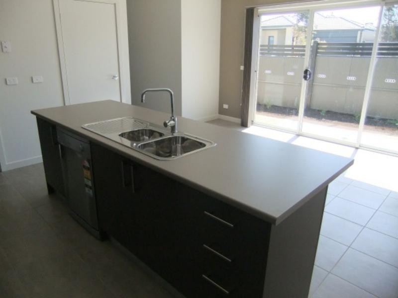 1/1-9 Kirkstead Gr, Craigieburn VIC 3064