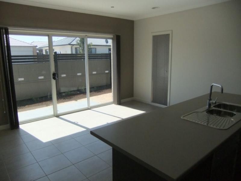 1/1-9 Kirkstead Gr, Craigieburn VIC 3064