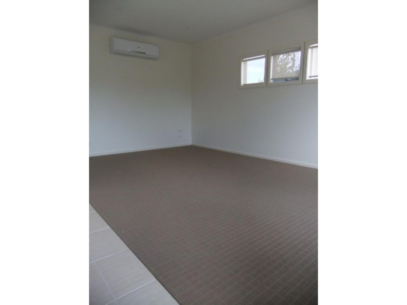 1/311 Howqua Pl, Pakenham VIC 3810