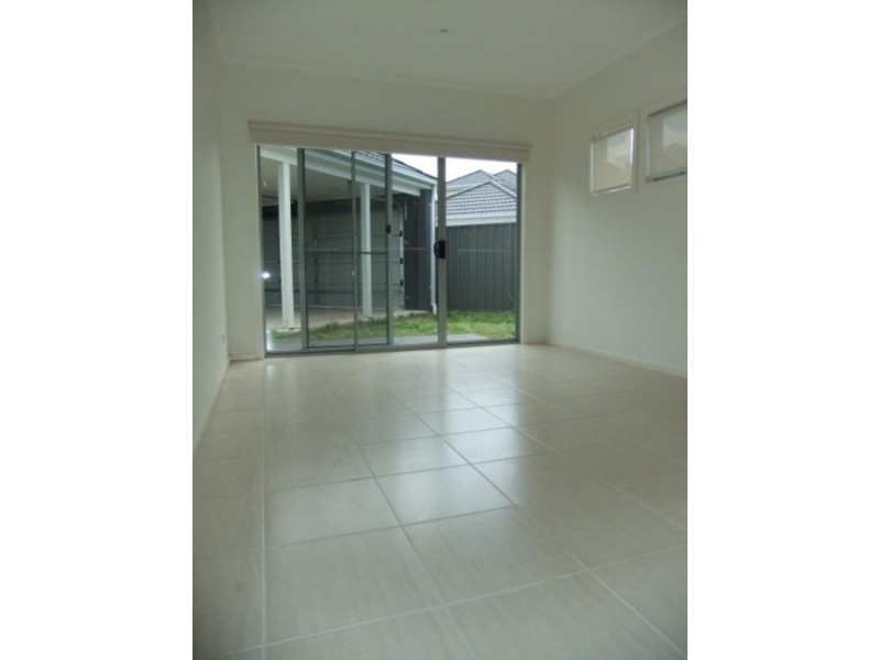1/311 Howqua Pl, Pakenham VIC 3810