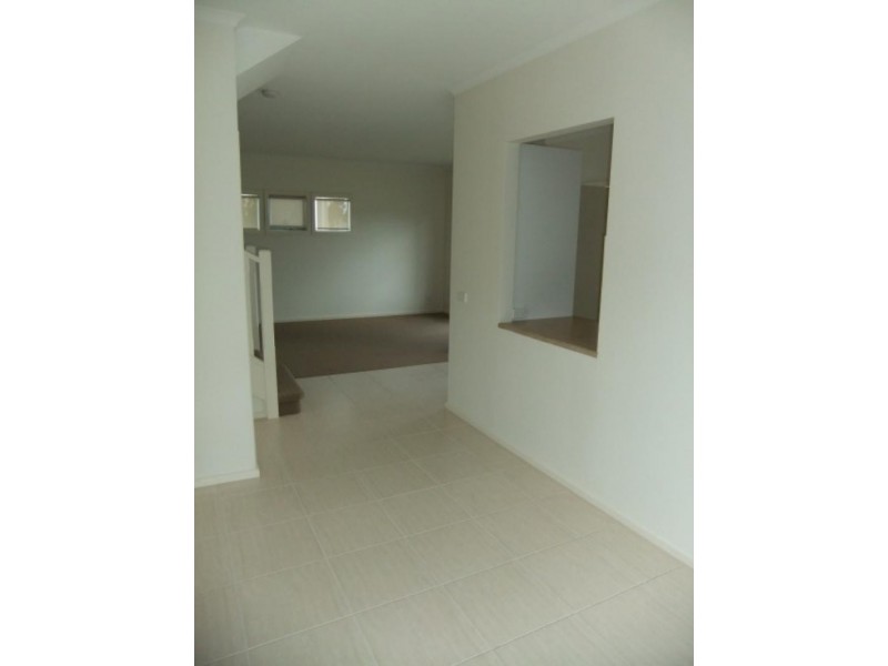 1/311 Howqua Pl, Pakenham VIC 3810