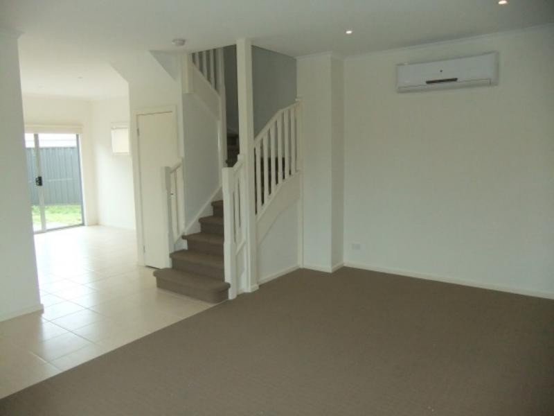 1/311 Howqua Pl, Pakenham VIC 3810