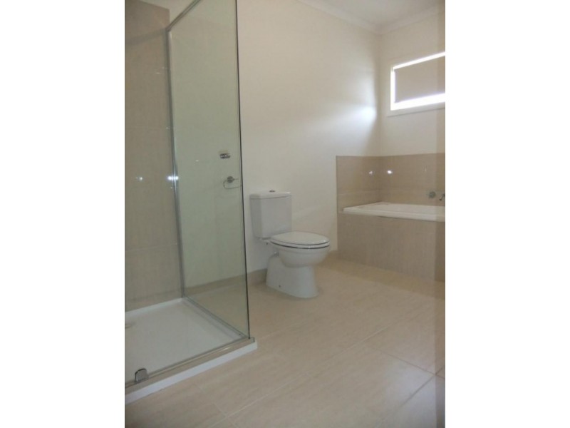 1/311 Howqua Pl, Pakenham VIC 3810