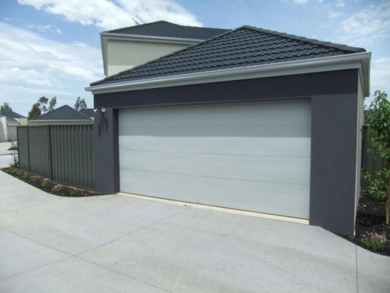 1/311 Howqua Pl, Pakenham VIC 3810