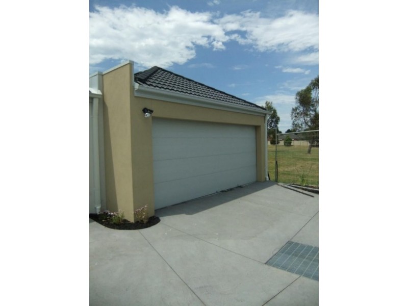 4/311 Howqua Pl, Pakenham VIC 3810