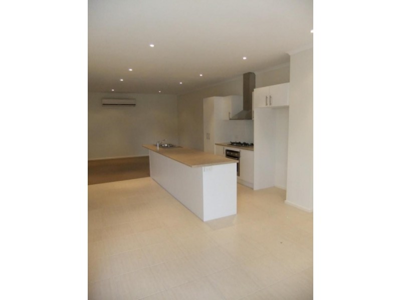 4/311 Howqua Pl, Pakenham VIC 3810
