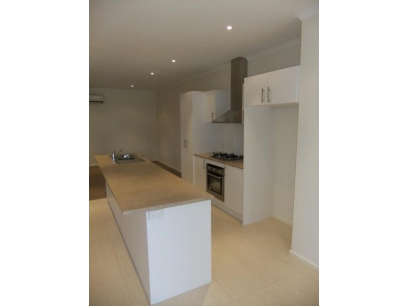 4/311 Howqua Pl, Pakenham VIC 3810