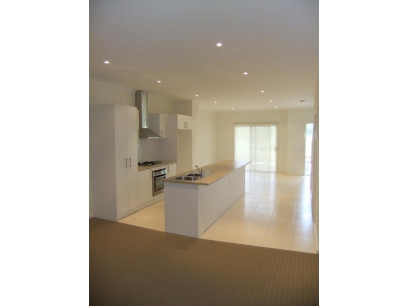 4/311 Howqua Pl, Pakenham VIC 3810