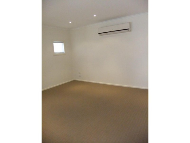 4/311 Howqua Pl, Pakenham VIC 3810