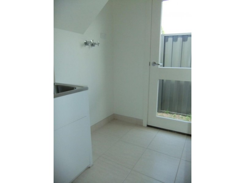4/311 Howqua Pl, Pakenham VIC 3810