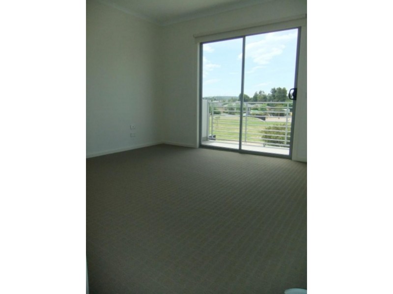 4/311 Howqua Pl, Pakenham VIC 3810
